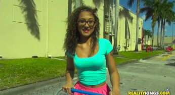 Sokaktan çevirdiğim kıvırcık hatunun memelerine boşalıyorum